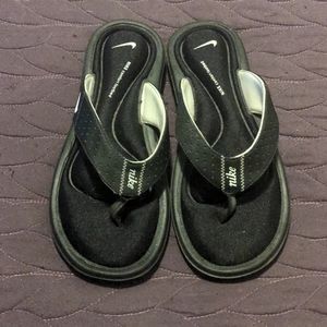 Size 8 Nike flip flops